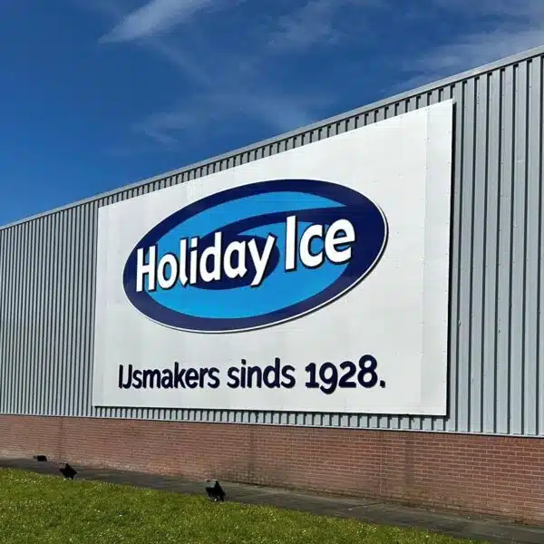 Nieuw reclamebord Holiday Ice Sint Nicolaasga