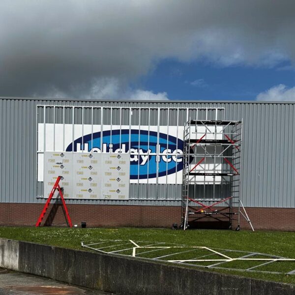 Reclamebord plaatsen Holiday Ice