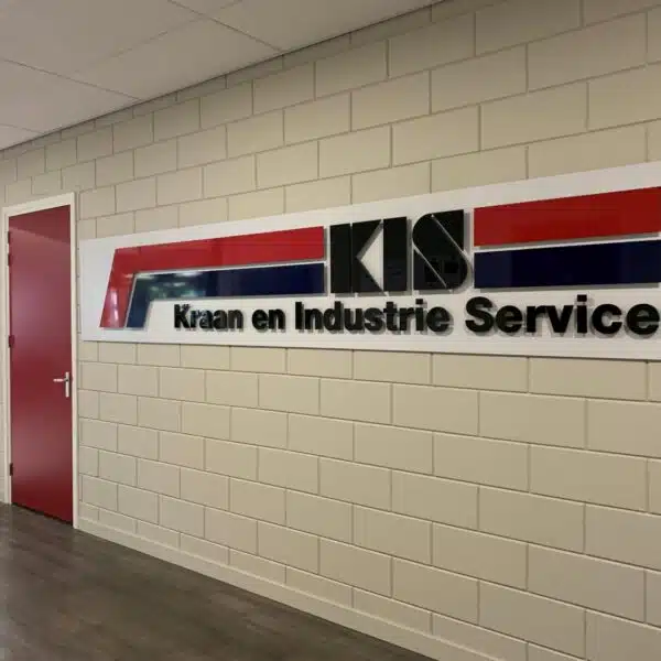 Acryl muurlogo Kraan en Industrie Service in entreehal