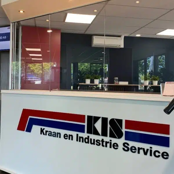 Balie met KIS logo in acrylaat belettering