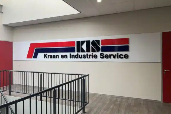 Binnenmuur met acrylaat KIS logo geplaatst