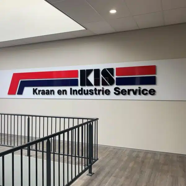 Binnenmuur met acrylaat KIS logo geplaatst