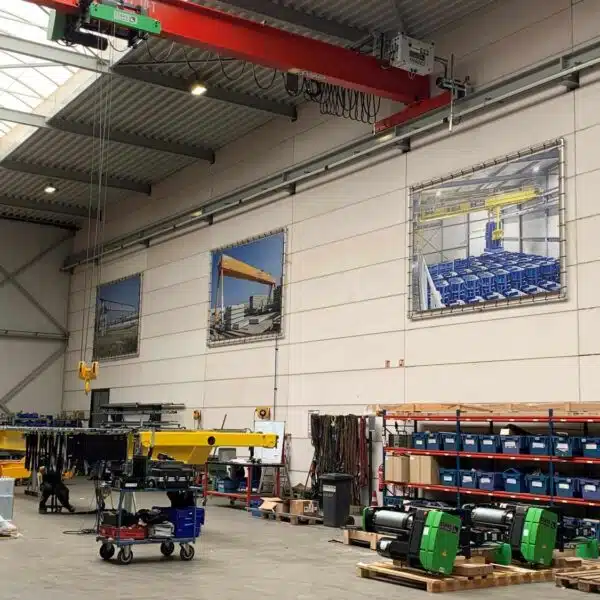 Industriële spanframes aan wand in werkplaats KIS