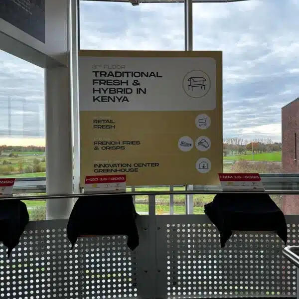 Informatieve signing met Potato Days details en uitzicht op buitenlocatie tijdens event