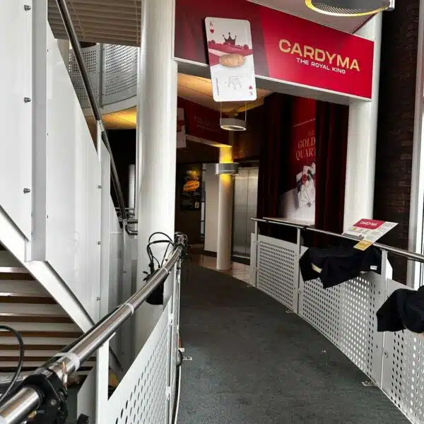 Signage met Cardyma branding geplaatst in trappenhuis tijdens HZCP Potato Days event