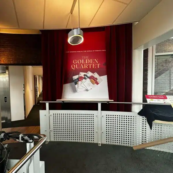 Wandposter met productvisual en branding binnen eventaankleding van DOX