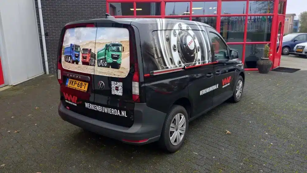 Achterkant bedrijfswagen met opvallende voertuigreclame en QR-code voor werkenbijwierda.nl, ontworpen door Dox.