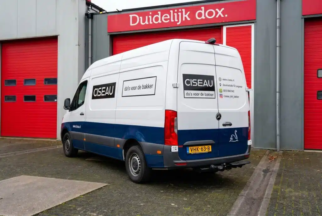 Achterzijde bedrijfswagen met voertuigreclame van Ciseau uit Langweer, ontworpen en uitgevoerd door Dox.
