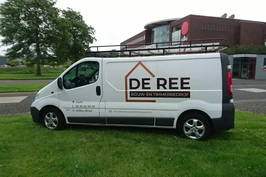 Witte bedrijfswagen met voertuigreclame van bouwbedrijf De Ree uit Joure, ontworpen en uitgevoerd door Dox.