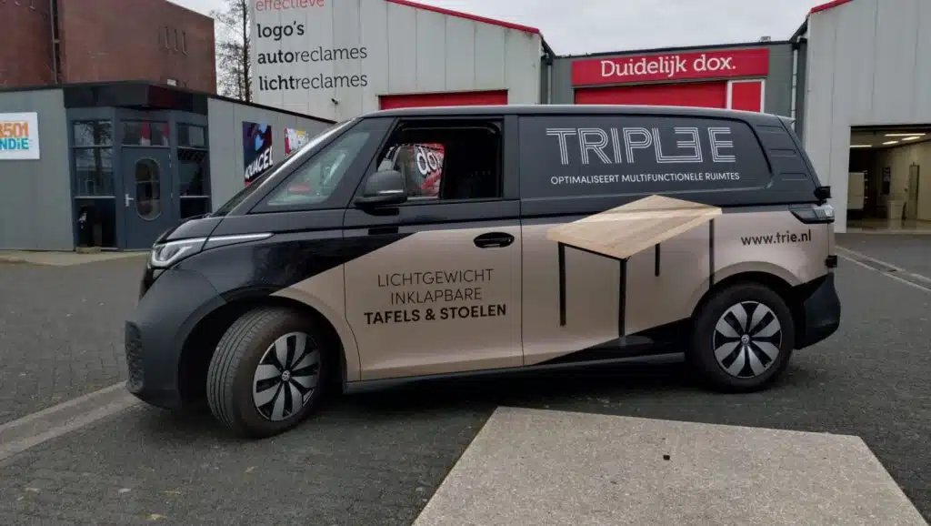 Elektrische bedrijfswagen van Triple E met opvallende autoreclame voor inklapbare tafels en stoelen, gemaakt door Dox.