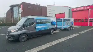 Bestelbus met aanhanger en autoreclame van De Gevelborstel uit Joure, bestickerd door reclamebedrijf Dox.