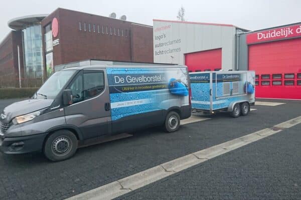 Bestelbus met aanhanger en autoreclame van De Gevelborstel uit Joure, bestickerd door reclamebedrijf Dox.
