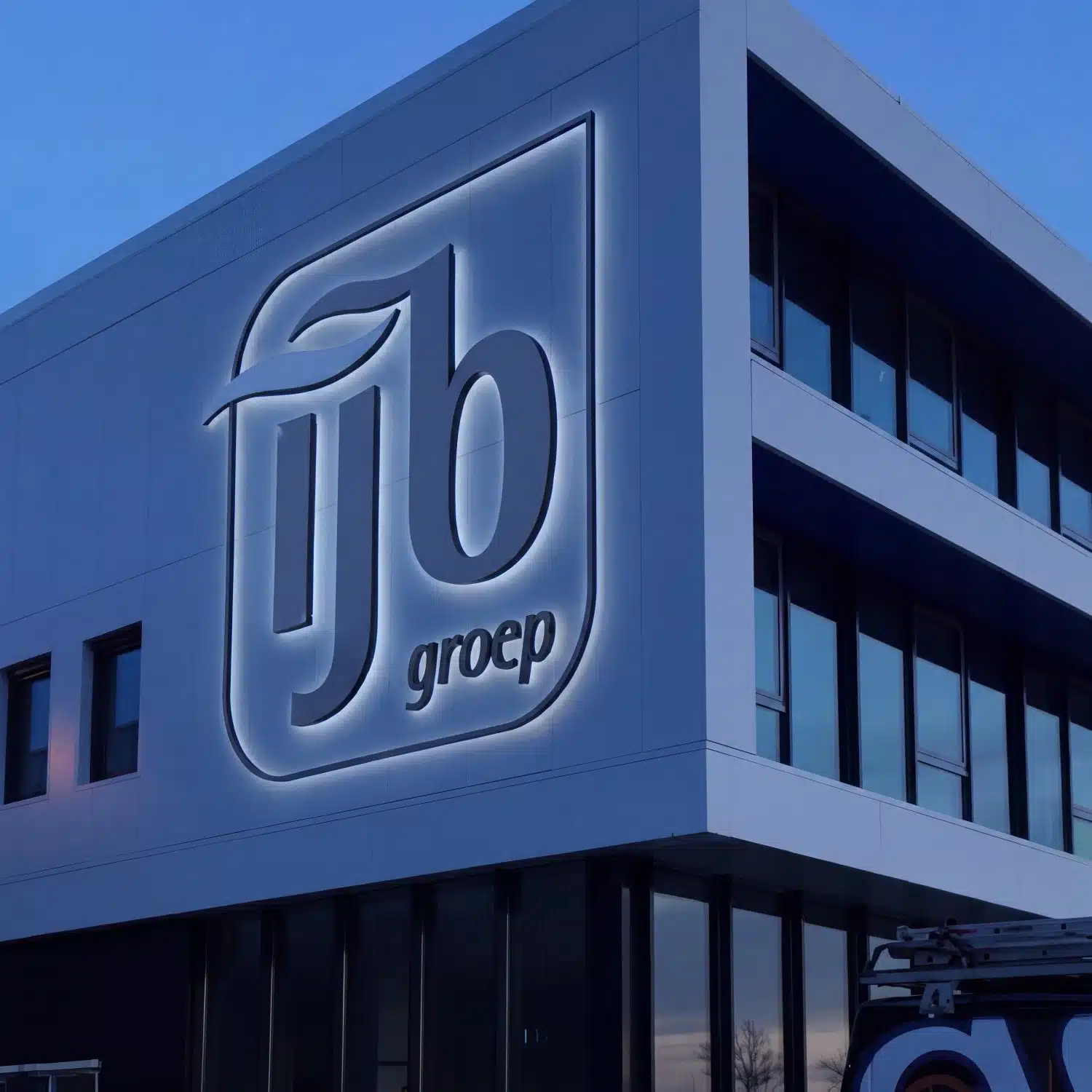 Gevelreclame voor IJsselmeer Beton in Lemmer