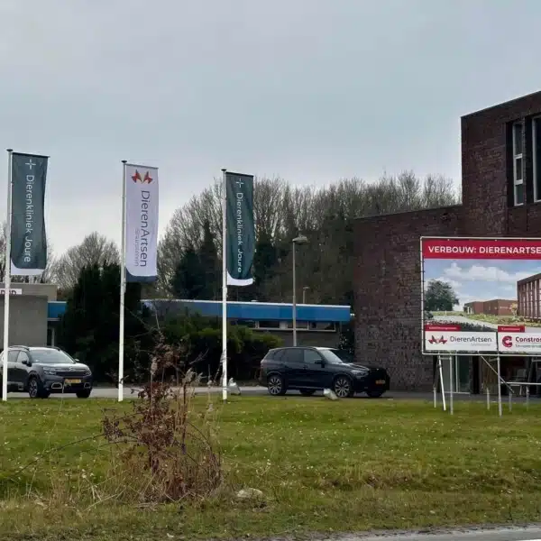 Stijlvolle vlaggen en bouwbord bij Dierenartsenpraktijk Skarsterlan