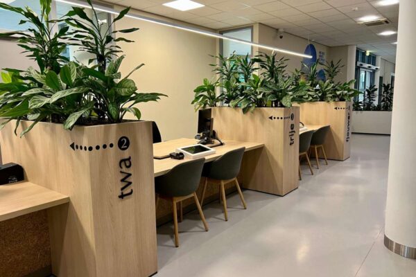 Genummerde balies met Friese bewegwijzering twa en trije in publieksruimte gemeentehuis De Fryske Marren door Dox Imagemakers.