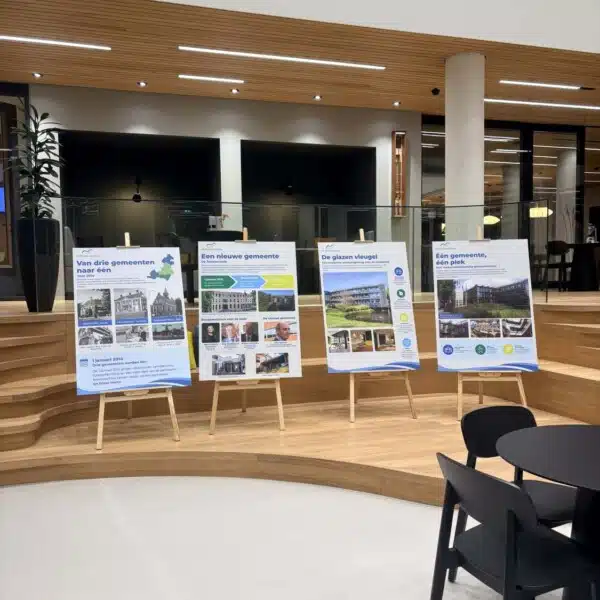 Informatieborden over de fusie tot gemeente De Fryske Marren in publieksruimte gemeentehuis, ingericht door Dox Imagemakers.