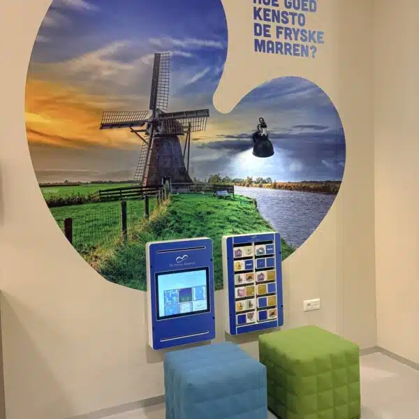 Muurdecoratie met Friese molen en quiz Hoe goed kensto de Fryske Marren in gemeentehuis, door Dox Imagemakers.